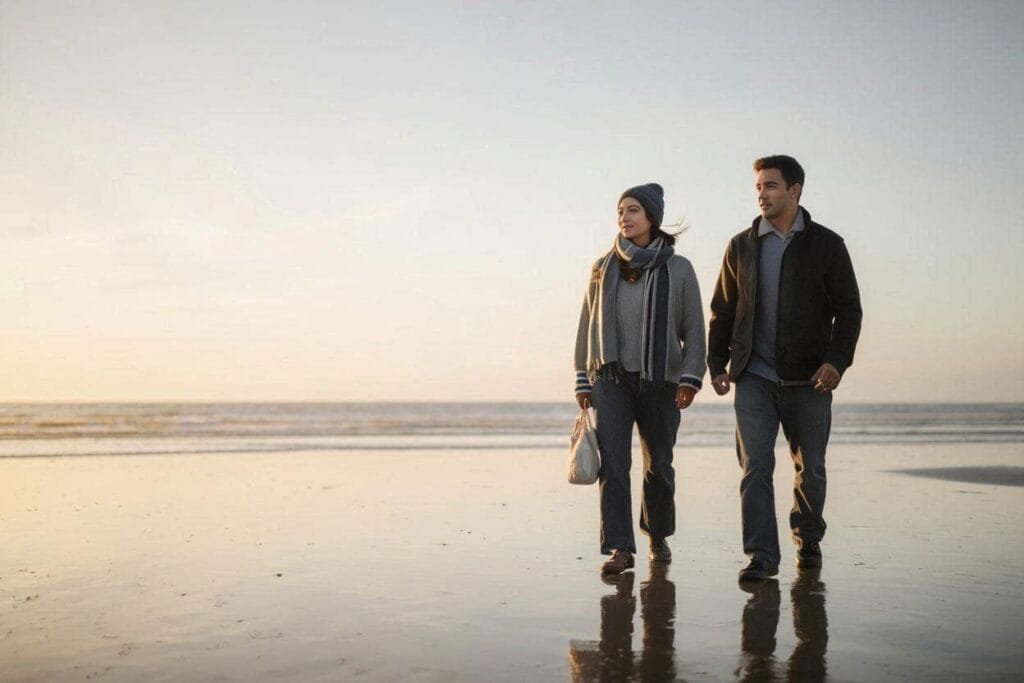 Dos personas adultas caminando junto al mar, imagen asociada a bienestar y avance gradual.